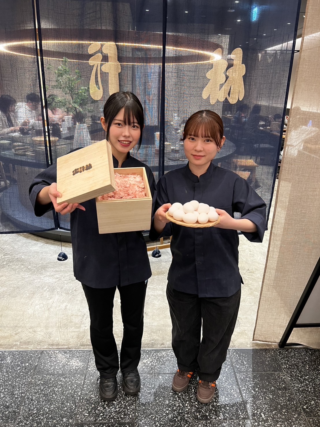 食材を持つ2人のスタッフ